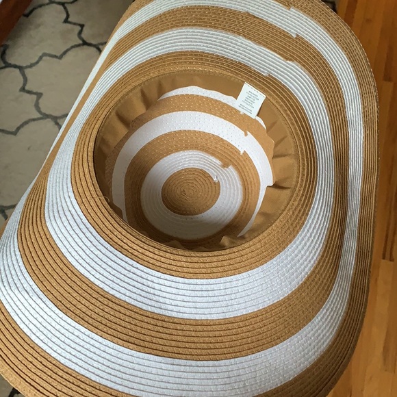 NWT Tan and White Floppy Sun Hat - Picture 4 of 4